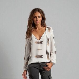 BB Dakota Open Arm V-neck Southwestern Print Blouse in White Size Medium